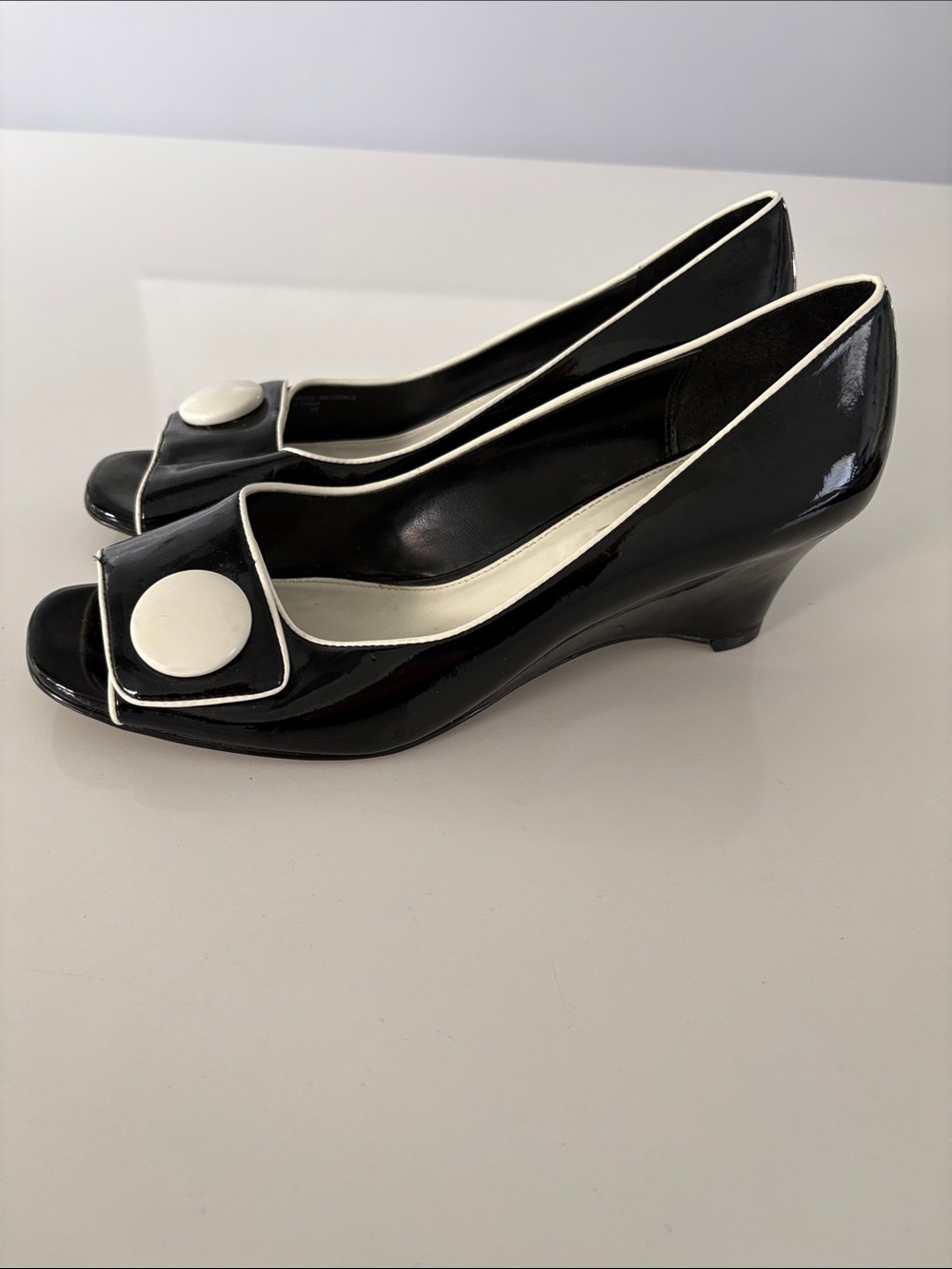 9M London Fog Black Patent Open-Toe Heels with White Trim and Button Accent